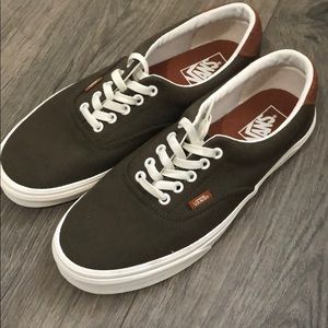 Van’s men’s size 9.5/women’s 11 lace-up